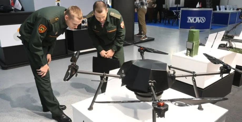 Російські військові дивляться на комплекс "Стрекоза"