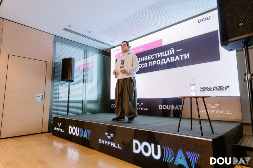 Владислав на сцені під часу виступу на DOU DAY 2025 / Світлина: DOU