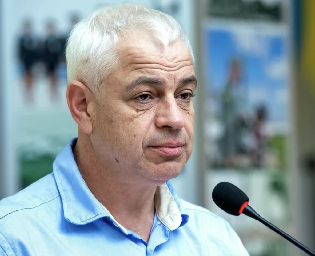 Старий сивий чоловік у блакитній сорочці