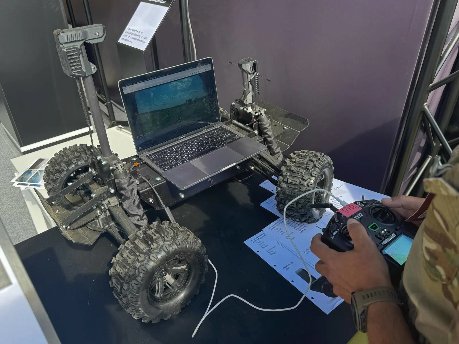 Управління дроном з відстані 2000 км: Ark Robotics представила систему Frontier System на виставці DALO 2025
