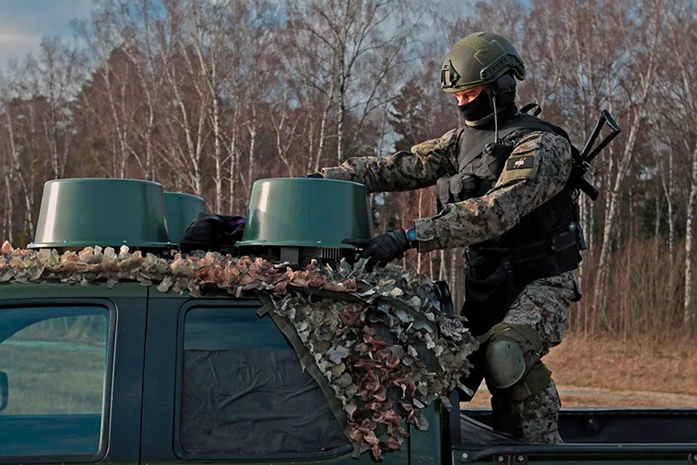 Російський військовослужбовець налаштовує РЕБ