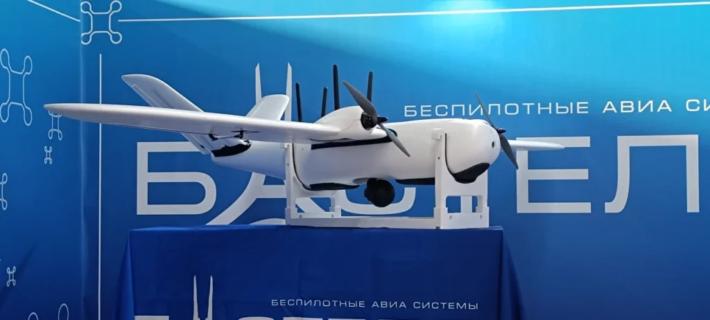 Білий дрон на стенді на синьому фоні