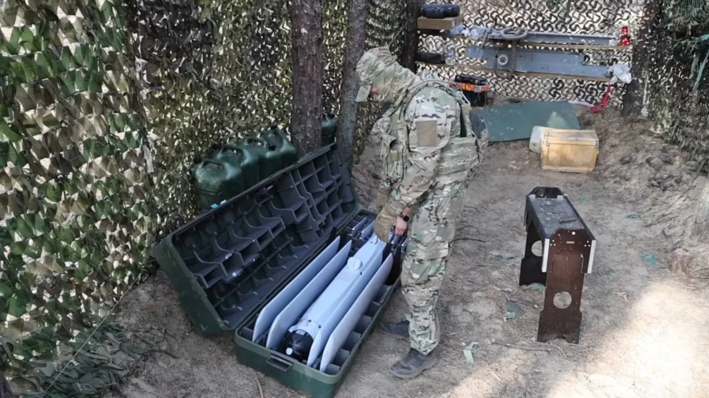 Російський військовий стоїть поруч із складеном у ящик дроном