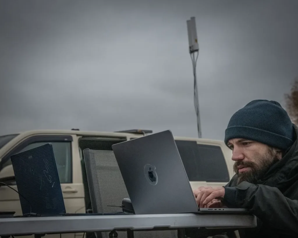 Чоловік з Apple MacBook на вулиці