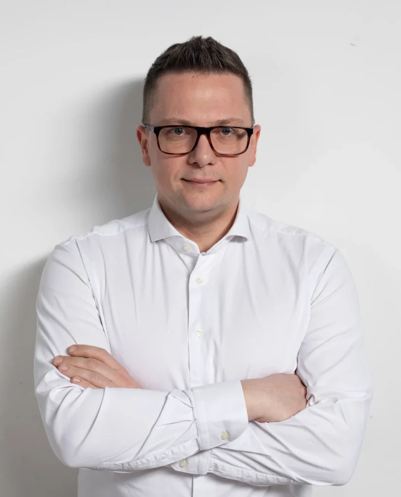 Людина у білій краватці в окулярах