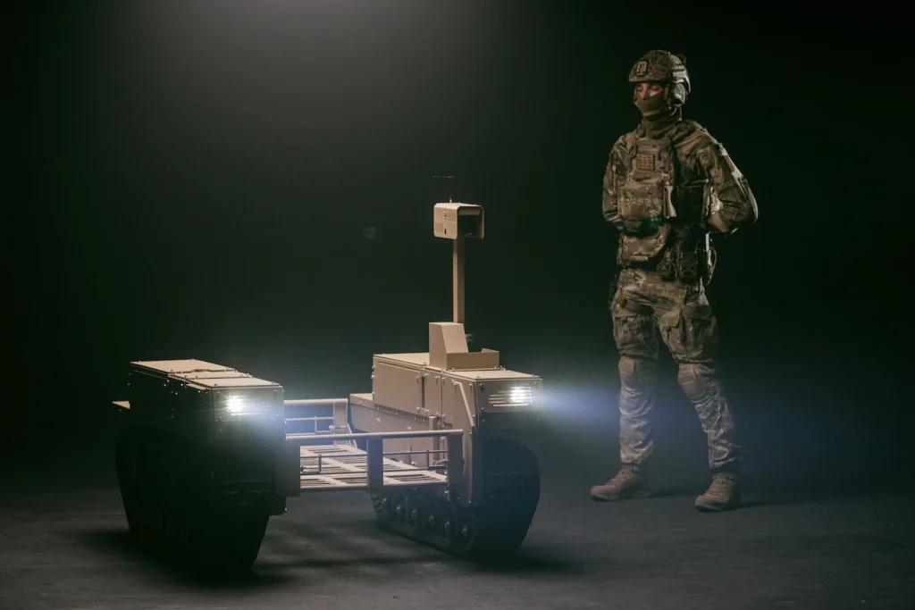 Український військовий поруч із наземним дроном TerМIT 2.0