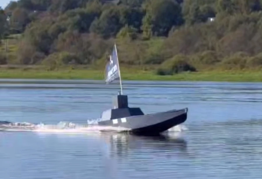Надводний російський безпілотник (катер) на випробуваннях восени 2025