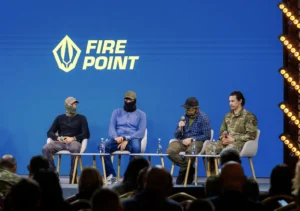 військові на сцені в балаклавах