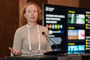 Співзасновниця та CEO Farsight Vision Вікторія Яремчук виступає на івенті